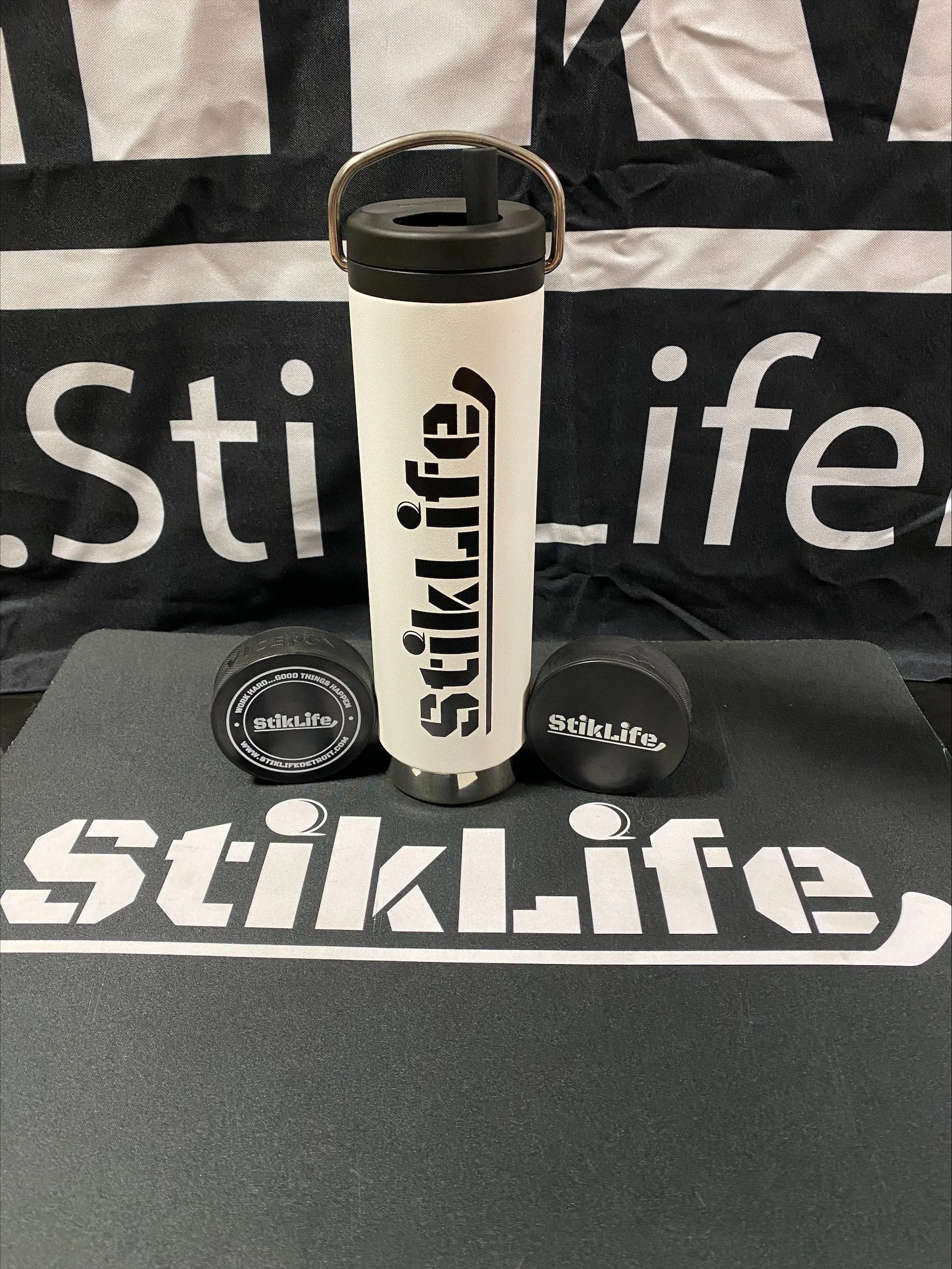 20 oz Insulated Water Bottle with Twist Up Cap