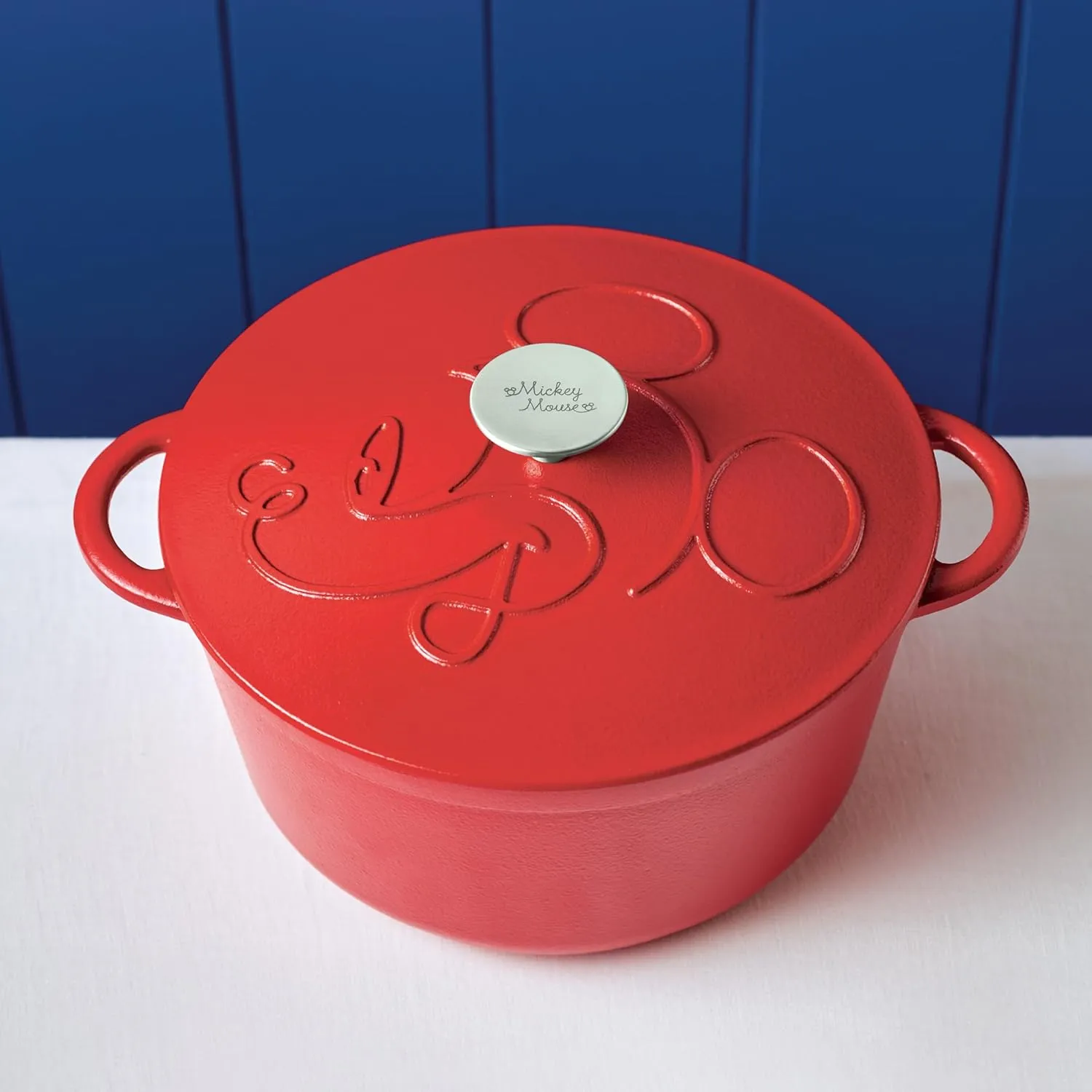 Farberware Disney Bon Voyage Pre-Seasoned Cast Iron Dutch Oven/Casserole Pan with Lid, Suitable for All Stovetops, Including induction, 4.75 Quart - Red