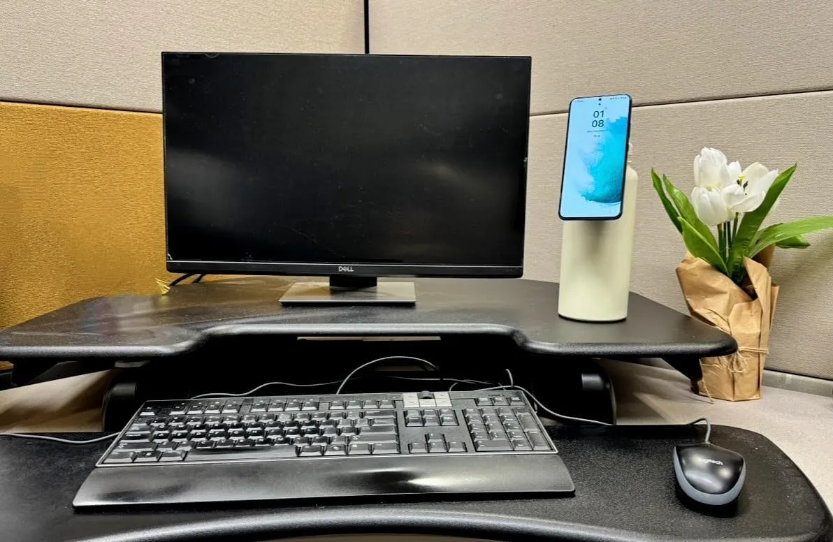Insulated Water Bottle with Magnetic Phone Handle! Introducing the Hydration Buddy – Your Ultimate Hydration Solution (Milk)