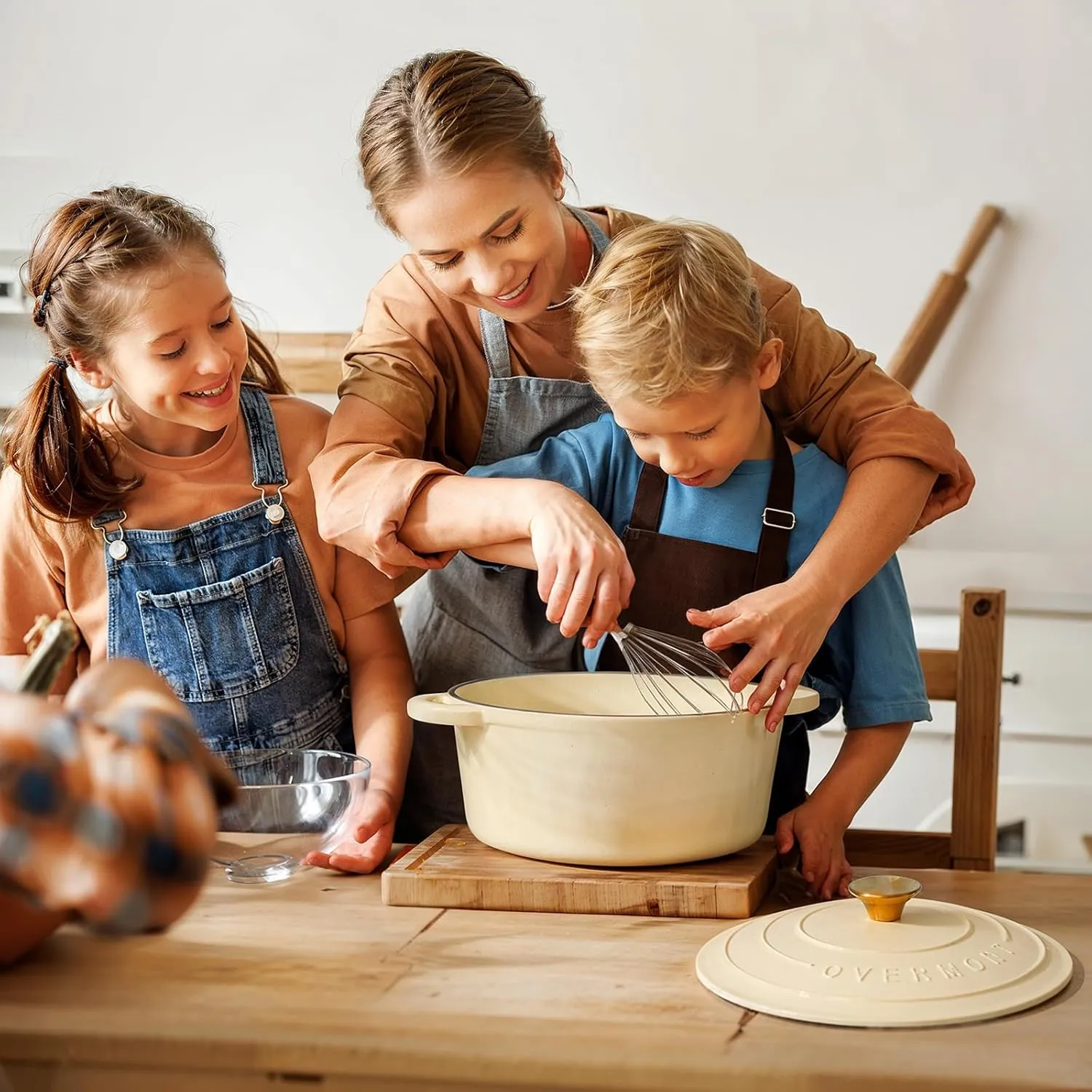 Overmont Enameled Cast Iron Dutch Oven - 7QT Pot with Lid Cookbook & Cotton Potholders - Heavy-Duty Cookware for Braising, Stews, Roasting, Bread Baking white