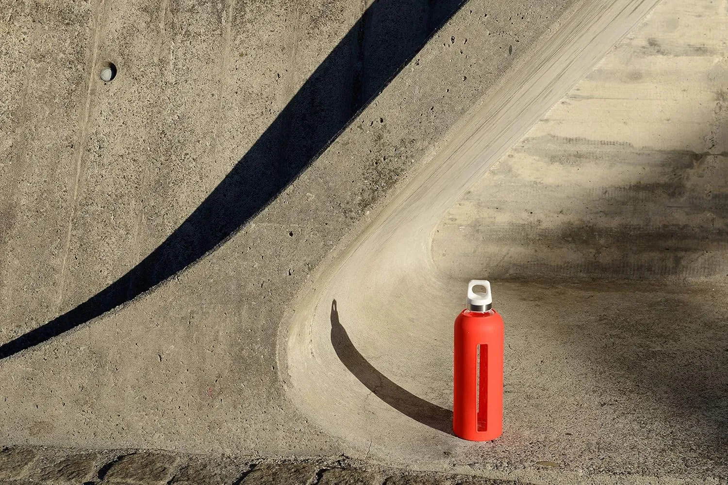 SIGG - Star Water Bottle - BPA-Free, Leak-Proof Glass Bottle, Anti-Shock - Non-Slip Silicone Case - Designed in Switzerland - Scarlet - 28 Oz