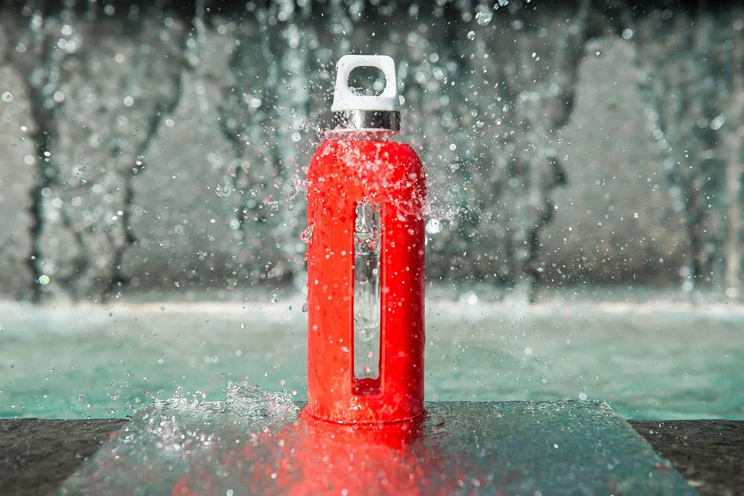 SIGG - Star Water Bottle - BPA-Free, Leak-Proof Glass Bottle, Anti-Shock - Non-Slip Silicone Case - Designed in Switzerland - Scarlet - 28 Oz